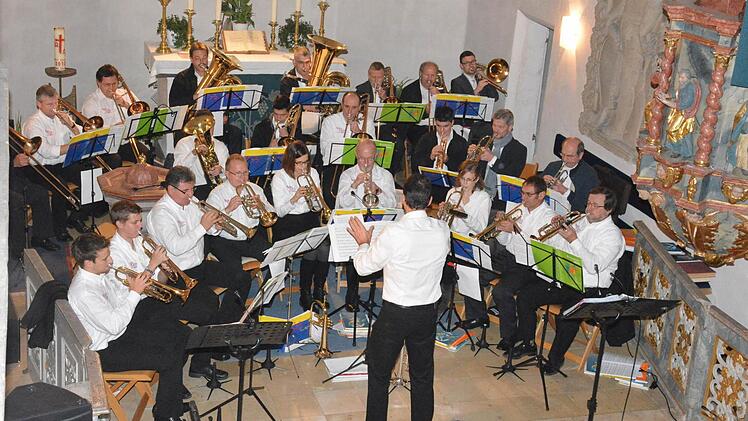 Der kleine Bezirksposaunenchor unter Leitung von Jürgen Koch begeisterte die vielen Zuhörer. Foto: Schmidt