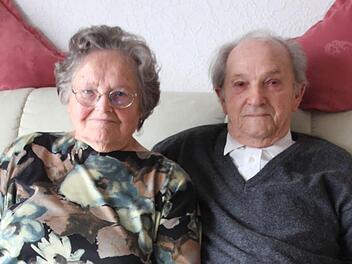 Beim Blick ins Traubuch von 1955: Berta und Otto Korn. Foto: Ralf Kestel