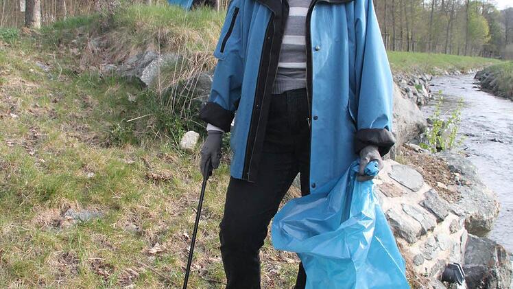 Hilde und Sepp Madl sind bei der Bachreinigungsaktion von Anfang an dabei.