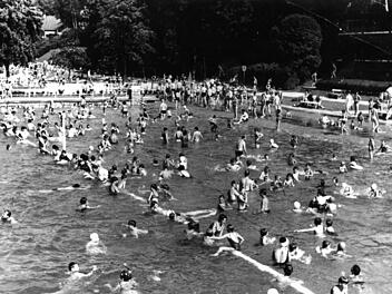 Badespaß vor 50 Jahren - auch im alten Kulmbacher Freibad war an heißen Sommertagen ganz schön was los. Foto: Hans Seyferth