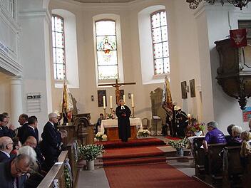 Pfarrerin Barbara Weichert begrüßte vor dem Gottesdienst die Anwesenden in der Zeitlofser"Dreieinigkeitskirche". Fotos: Brigitta Kempe-Wolf