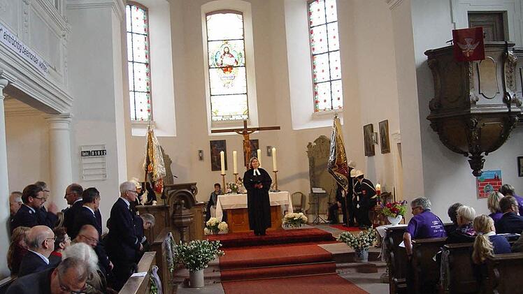 Pfarrerin Barbara Weichert begrüßte vor dem Gottesdienst die Anwesenden in der Zeitlofser"Dreieinigkeitskirche". Fotos: Brigitta Kempe-Wolf