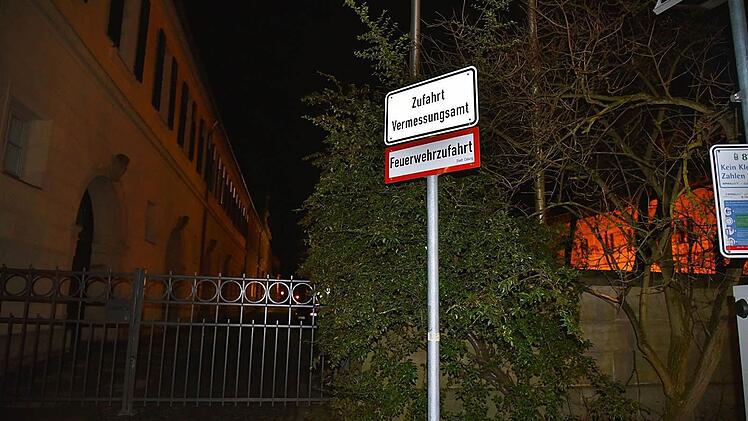 Die Tür des Vermessungsamtes in Coburg ist außerhalb der Geschäftszeiten verschlossen. Das wundert zum Beispiel Christine Ruckdeschel, die sich eine Öffnung von Behördenparkplätzen vor allem am Samstag wünscht. Foto: Gabi Arnold