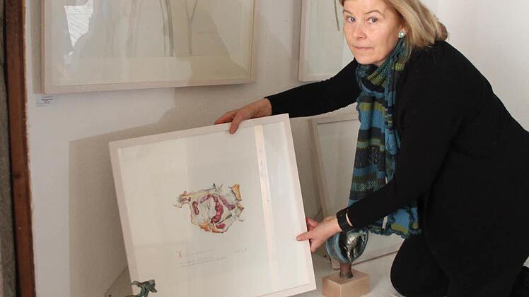 Cornelia Morsch gestaltet das große Schaufenster der Oberen Stadtgalerie mit ihren eigenen hauchzarten Kunstwerken in Buntstift. Außerdem sind in dem Schaufenster Tonkunstwerke von Julia Tittmann ausgestellt