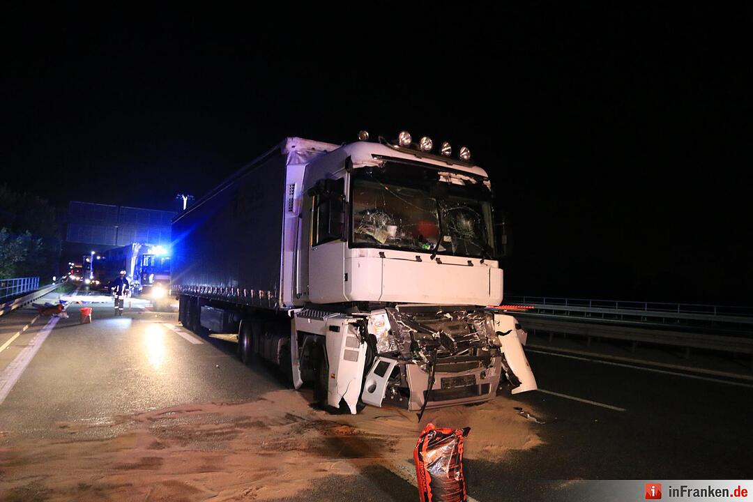 Lkw prallt gegen Stauende auf A3