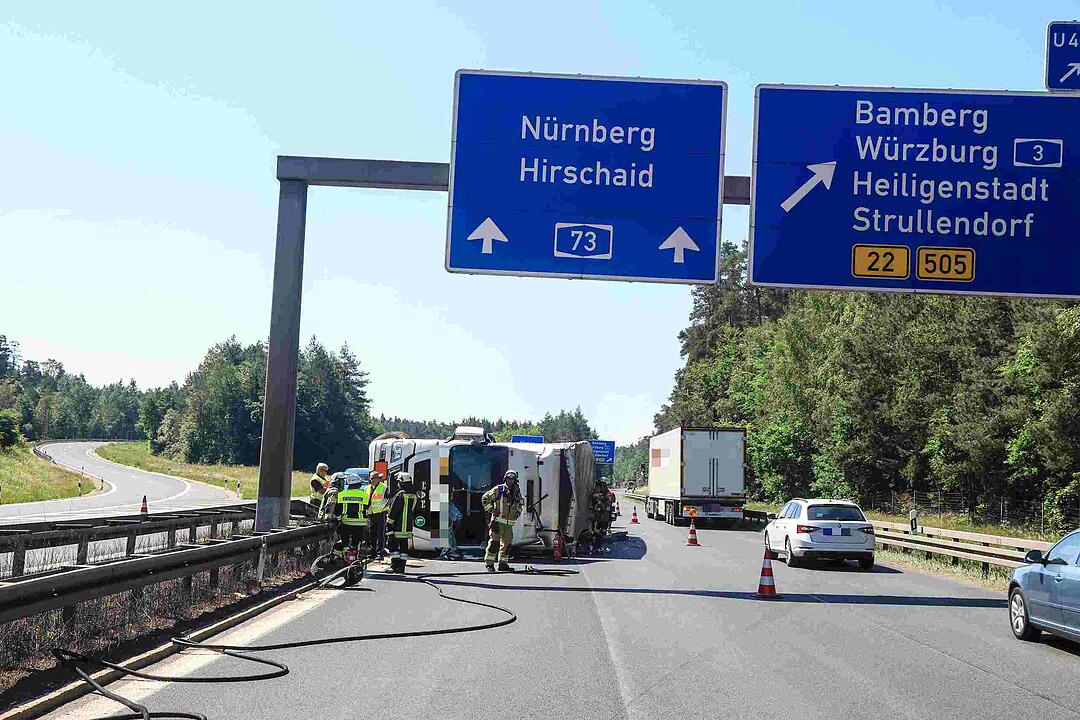Reifen platzt: Lkw durchbricht auf A73 bei Bamberg Mittelleitplanke