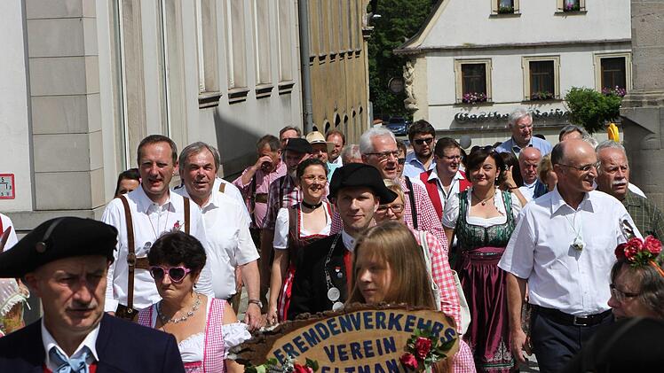 Der Fremdenverkehrsverein   leitet die Ehrengäste beim Einzug auf den Marktplatz.