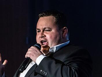 "Best of" lautete das Motto beim Gastspiel der Show "The 12 Tenors" im sehr gut besuchten Coburger Kongresshaus. Alexander Herzog aus Nürnberg ist das fränkische Geischt der "12 Tenors".Foto: Jochen Berger