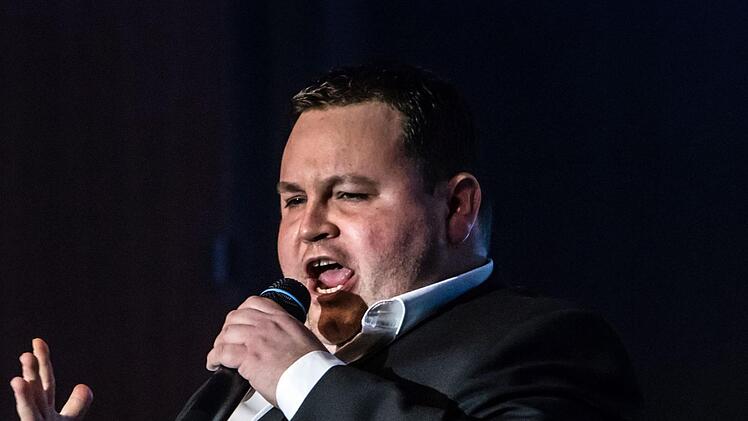 "Best of" lautete das Motto beim Gastspiel der Show "The 12 Tenors" im sehr gut besuchten Coburger Kongresshaus. Alexander Herzog aus Nürnberg ist das fränkische Geischt der "12 Tenors".Foto: Jochen Berger