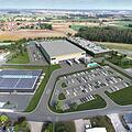 Amazon plant im Gewerbegebiet Limbach diese Logistikhalle. Die Visualisierung zeigt im Hintergrund den Pommersfeldener Ortsteil. Dort haben sich Kritiker des Projekts zu einer Bürgerinitiative zusammen geschlossen und einen Bürgerentscheid am 5. April erreicht. Visualisierung: P3 Logistic Parks