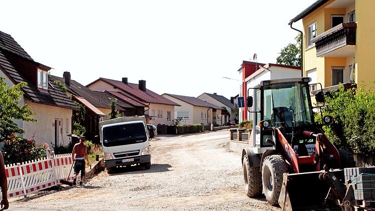 In der Schulstraße müssen ebenfalls Kanal- und Trinkwasserleitungen ausgewechselt wurden, und nun steht auch der Straßenausbau an.