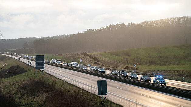 A73 bei Ebersdorf: Verkehrsunfall mit mehreren Autos - Unfallverursacher fl&uuml;chtet