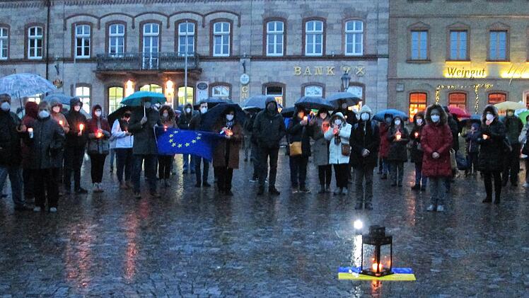 Mehr als 200 Bürger haben  ihre Solidarität mit den Menschen in der Ukraine bekundet und beteten für den Frieden. Foto: Winfried Ehling