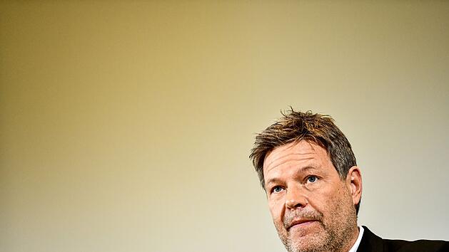 Robert Habeck (Bündnis 90/Die Grünen), Bundesminister für Wirtschaft und Klimaschutz, meint zu der Gesetzesänderung: "Es geht darum, alles zu tun, um die grundlegende Versorgung aufrechtzuerhalten."
