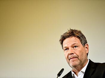 Robert Habeck (Bündnis 90/Die Grünen), Bundesminister für Wirtschaft und Klimaschutz, meint zu der Gesetzesänderung: "Es geht darum, alles zu tun, um die grundlegende Versorgung aufrechtzuerhalten."