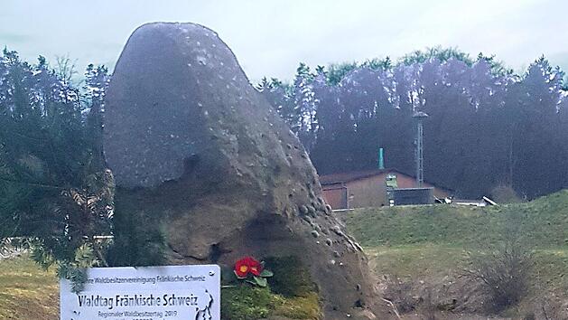 Der Gedenkstein mit Tafel