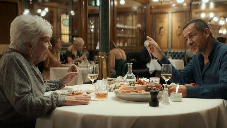 Am Ende ihrer ausgiebigen Stadtrundfahrt gehen Madeleine Keller (Line Renaud) und Charles (Dany Boon) sogar gemeinsam Essen.
