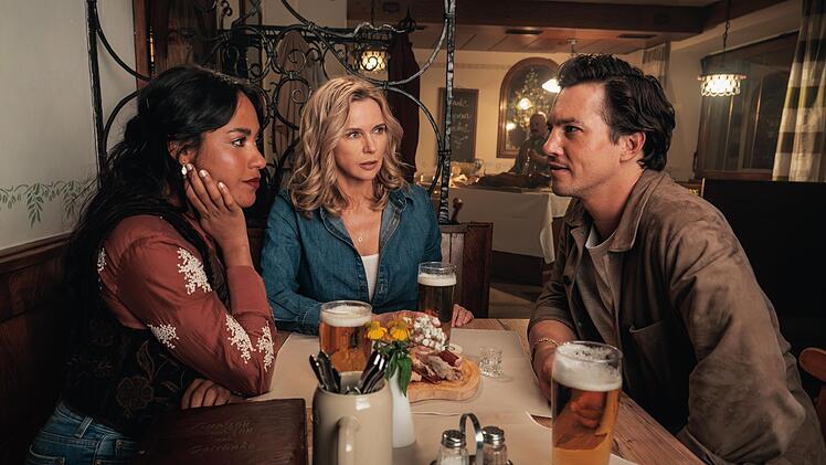 In der Dorfkneipe von Maisching kommen sich Marie Sonnleitner (Salka Weber, links), Birgit Reincke (Veronica Ferres) und Jonas Becker (Tim Oliver Schultz) auch zwischenmenschlich n&auml;her.
