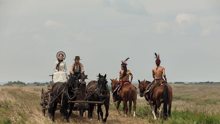 An Begegnungen mit Indigenen m&uuml;ssen sich Caroline (Crosby Fitzgerald) und Charles (Luke Bracey, zweiter von rechts) noch gew&ouml;hnen. Kansas war zur Zeit ihrer Ankunft "Indianerland".