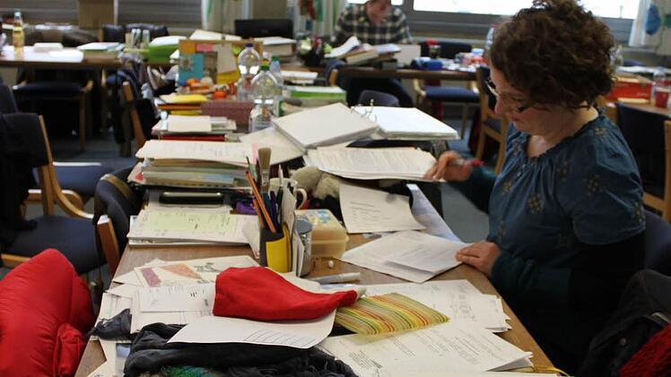 Pech gehabt: Alle Lehrer haben wenig Platz, aber Christine Blöchl muss sich ihr Stück Tisch auch noch mit einer gegenübersitzenden Person teilen. ,,Wir sitzen hier wie die Legehennen'', spöttelt ein Kollege.