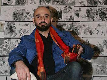 Beka Gigauri mit seiner Installation "Pain Monitoring". Fotos: Sonja Adam