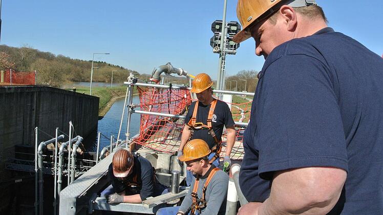 Thomas Timm (rechts) arbeitet in der Werft in Rendsburg. Und mit ihm weitere Familienmitglieder, sogar schon die Enkel.