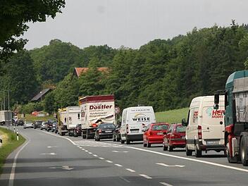 Der tägliche Mega-Stau vor der Baustelle bei Seidenhof. Foto: Sonja Adam