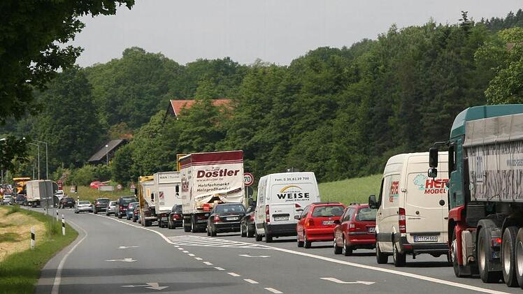 Der tägliche Mega-Stau vor der Baustelle bei Seidenhof. Foto: Sonja Adam