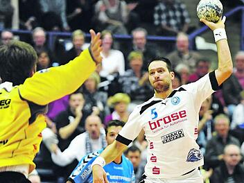 Auch der Coburger Rückraum-"Kanonier" Jiri Vitek spielte bereits in einem von Brose gesponsorten Trikot, nämlich als der wurfgewaltige Tscheche noch in der 1. Handball- Bundesliga für den Bergischen HC auf Torejagd ging. Ab sofort erweitert der Automobilzulieferer aus Coburg sein Handball-Engagement, denn Brose ist als Premiumsponsor beim Erstliga-Aufsteiger HC Erlangen eingestiegen. Foto: Archiv