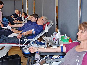 An und für sich ist Blutspenden eine entspannte Angelegenheit. Spender müssen gesund sein, mindestens 50 Kilogramm wiegen und sollten im Idealfall die Tage davor ausreichend Flüssigkeit zu sich genommen haben. Foto: Sigismund von Dobschütz