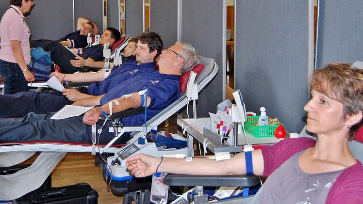 An und für sich ist Blutspenden eine entspannte Angelegenheit. Spender müssen gesund sein, mindestens 50 Kilogramm wiegen und sollten im Idealfall die Tage davor ausreichend Flüssigkeit zu sich genommen haben. Foto: Sigismund von Dobschütz
