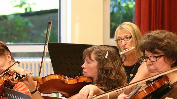 Intensiv bereitet sich das Orchester der "Musikfreunde Neustadt" auf sein Open-Air-Konzert am Sonntag (3. Juli) im Freibad vor.Foto: Jochen Berger