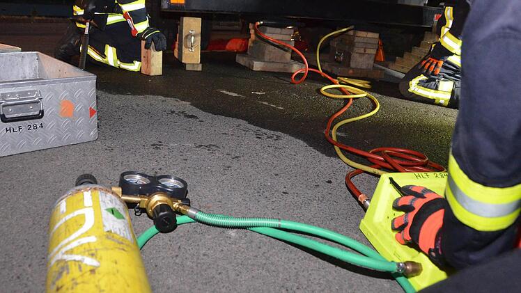 Unter realistischen Bedingungen übten die Feuerwehren aus Bad Kissingen, sowie Aschach und Oberthulba den Ernstfall.  Foto: Peter Rauch
