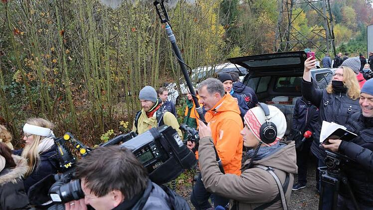 Medienauflauf bei der Baumfällung im Callenberger Forst. Foto: Barbara Herbst