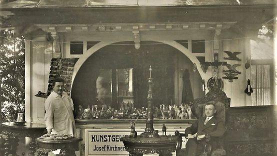 Holzbildhauer Josef Kirchner (links) vor seinem damaligen Verkaufspavillon am Gradierbau in Hausen. Repro: Sigismund von Dobschütz