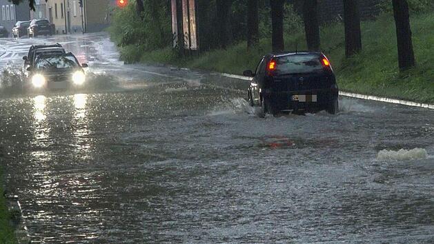 "Die Meldungen gehen im&nbsp;Minutentakt ein", sagte ein Polizeisprecher aus Unterfranken. Die teils heftigen Gewitter haben in Teilen Frankens und in Nordrhein-Westfalen schwere Sch&auml;den hinterlassen. Neue Gewitter drohen am Mittwoch. Foto: News5 / Merzbach