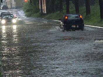 "Die Meldungen gehen im Minutentakt ein", sagte ein Polizeisprecher aus Unterfranken. Die teils heftigen Gewitter haben in Teilen Frankens und in Nordrhein-Westfalen schwere Schäden hinterlassen. Neue Gewitter drohen am Mittwoch. Foto: News5 / Merzbach