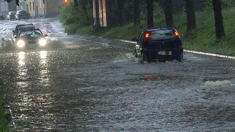 "Die Meldungen gehen im Minutentakt ein", sagte ein Polizeisprecher aus Unterfranken. Die teils heftigen Gewitter haben in Teilen Frankens und in Nordrhein-Westfalen schwere Schäden hinterlassen. Neue Gewitter drohen am Mittwoch. Foto: News5 / Merzbach