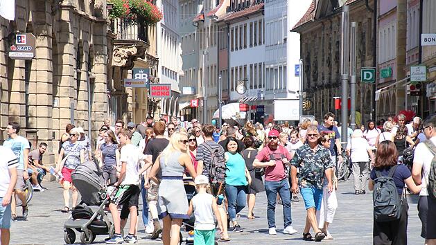 Viel los in der Fu&szlig;g&auml;ngerzone, wenig los in den Gesch&auml;ften: Die H&auml;ndler zogen eine negative Zwischenbilanz.  Foto: Sebastian Schanz