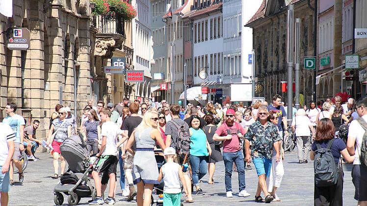 Viel los in der Fußgängerzone, wenig los in den Geschäften: Die Händler zogen eine negative Zwischenbilanz.  Foto: Sebastian Schanz