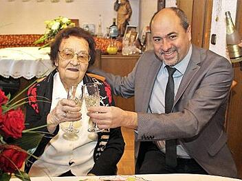 Ein Gläschen Sekt zum Geburtstag mit Bürgermeister Johannes Krapp Foto: Evi Seeger