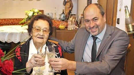 Ein Gläschen Sekt zum Geburtstag mit Bürgermeister Johannes Krapp Foto: Evi Seeger