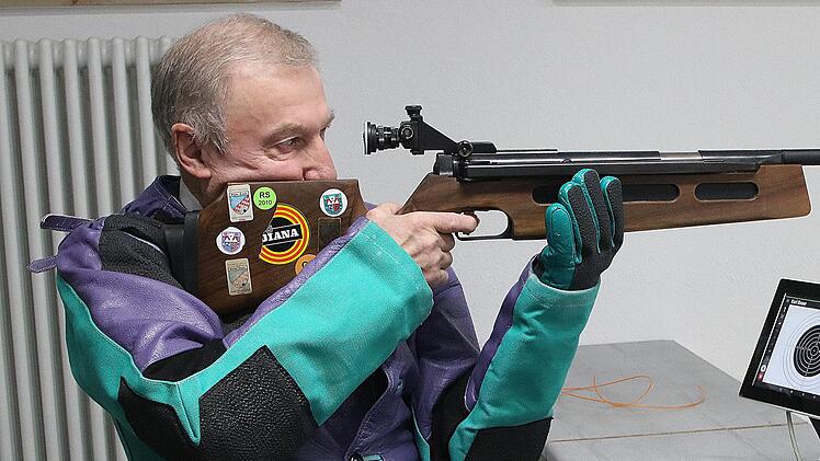 Mit drei Schüssen nahm Ehrenschützenmeister Karl Bauer die neue  Schießanlage des Schützenvereins Wannigtal Wermerichshausen offiziell im  Betrieb. Foto: Dieter Britz