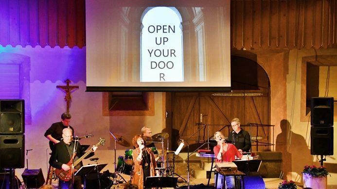 Im Abteigebäude in Maria Bildhausen war am Samstagabend die Kirchenband "Jericho" bei einem Benefizkonzert zu Gast. Sie begeisterte durch die Bandbreite ihrer Lieder, aber auch die damit verbundenen Gedanken. Foto: Hanns Friedrich
