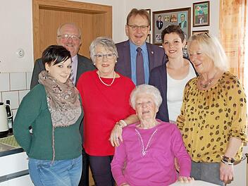 Die Jubilarin Margarete Probst (Mitte) mit ihren Töchtern Marianne Höfner und Ulla Fiebig, Enkeltochter Nicole und Schwiegerenkel Anne sowie dem weiteren Stellvertreter des Landrats, Bernd Steger, und Bürgermeister Bernd Rebhan  Foto: Andrea Hänel