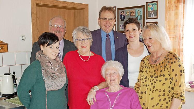 Die Jubilarin Margarete Probst (Mitte) mit ihren Töchtern Marianne Höfner und Ulla Fiebig, Enkeltochter Nicole und Schwiegerenkel Anne sowie dem weiteren Stellvertreter des Landrats, Bernd Steger, und Bürgermeister Bernd Rebhan  Foto: Andrea Hänel