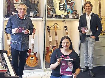 Adelbert Roß (von links), der Komponist der Ballade "Heute oder Morgen", Musikverlagsmanagerin Kati Schubert und Sänger Uli Scherbel freuen sich über die Neuaufnahme des Liedes und hoffen, dass diese gut bei allen Musikfreunden ankommt. Foto: Heike Schülein