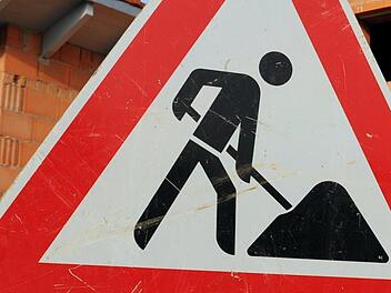 Im Markt Burkardroth sind die Bauherren seit einiger Zeit sehr aktiv. Manches Vorhaben stößt aber auf Missfallen im Gemeinderat. Symbolbild: Armin Weigel dpa/lhe