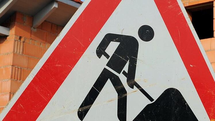 Im Markt Burkardroth sind die Bauherren seit einiger Zeit sehr aktiv. Manches Vorhaben stößt aber auf Missfallen im Gemeinderat. Symbolbild: Armin Weigel dpa/lhe