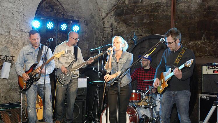 Die Musikszene in der Saalestadt muss seit fast zwei Jahren "kleine Brötchen" backen. Die Musikinitiative und die Wasserhaus-Fans warten sehnlichst auf eine Ende der Sicherheitsauflagen um in ihrem Domizil wieder feiern zu können wie einst beim "Klassentreffen" mit den "Diapers". Foto: Winfried  Ehling